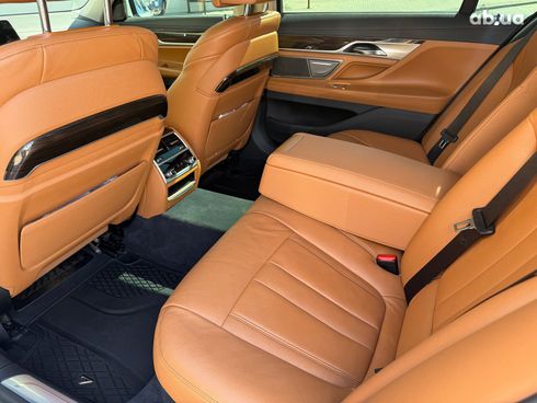 BMW 7 серия 2019 белый - фото 13