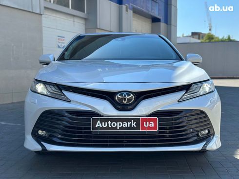 Toyota Camry 2018 белый - фото 2