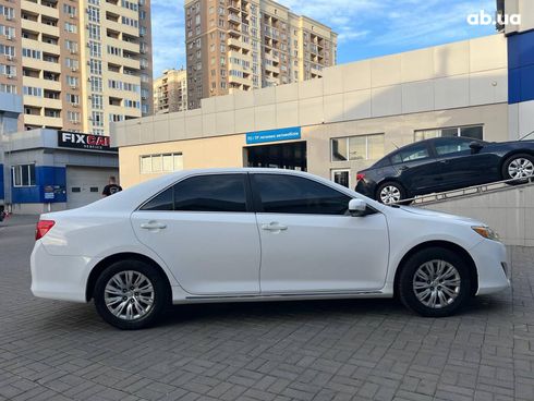 Toyota Camry 2012 белый - фото 4