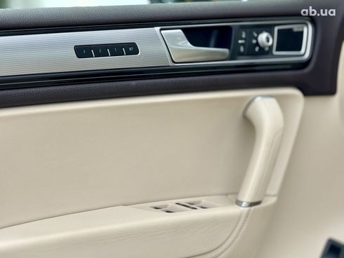 Volkswagen Touareg 2016 белый - фото 11