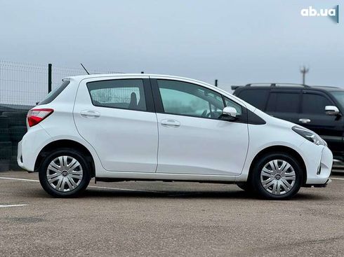 Toyota Yaris 2017 - фото 10