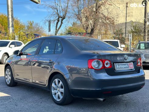 Volkswagen Jetta 2005 серый - фото 7
