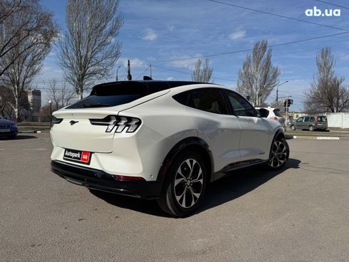 Ford Mustang Mach-E 2021 белый - фото 9