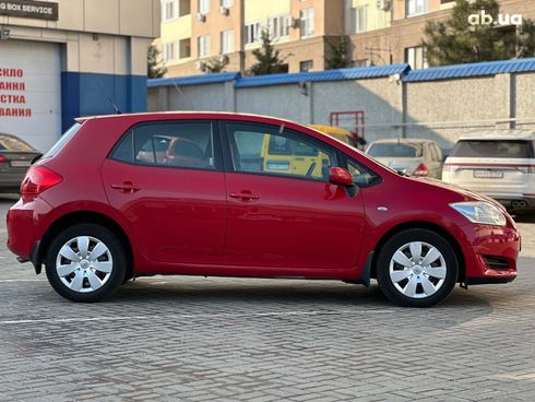 Toyota Auris 2009 красный - фото 4