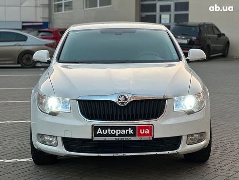 Skoda Superb 2012 белый - фото 4