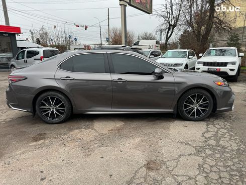 Toyota Camry 2022 серый - фото 5