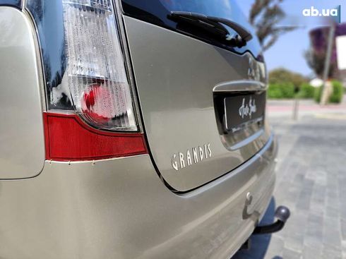 Mitsubishi Grandis 2007 - фото 16