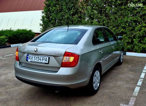 Skoda Rapid 2013 бежевый - фото 6