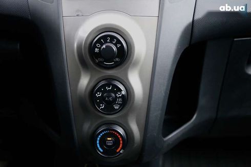 Toyota Yaris 2011 - фото 16