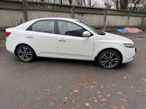 Kia Cerato 2011 белый - фото 7