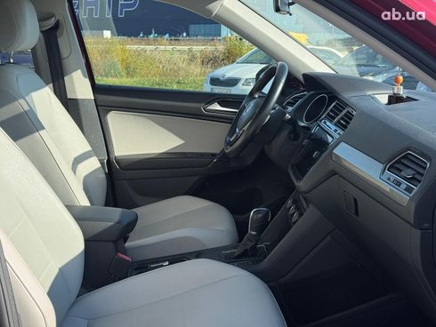 Volkswagen Tiguan 2017 красный - фото 16