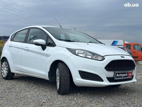 Ford Fiesta 2016 белый - фото 3