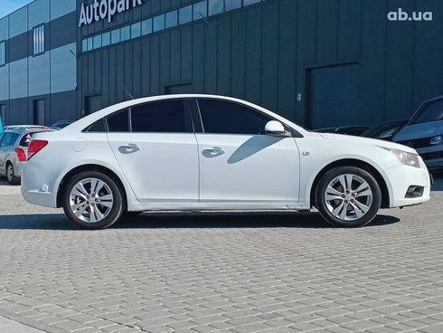 Chevrolet Cruze 2012 белый - фото 25