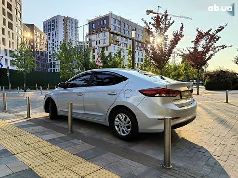 Hyundai Elantra 2016 - фото 11
