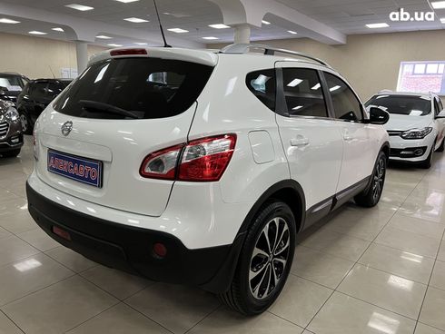 Nissan Qashqai 2010 белый - фото 16