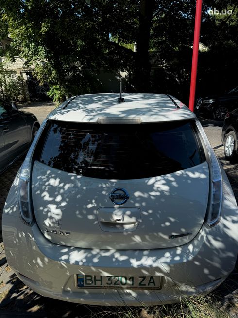 Nissan Leaf 2015 белый - фото 3