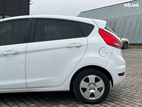 Ford Fiesta 2012 белый - фото 5