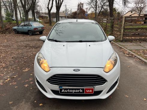Ford Fiesta 2013 белый - фото 2