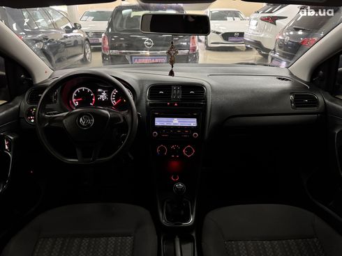 Volkswagen Polo 2017 белый - фото 13