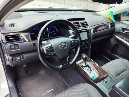 Toyota Camry 2015 белый - фото 20