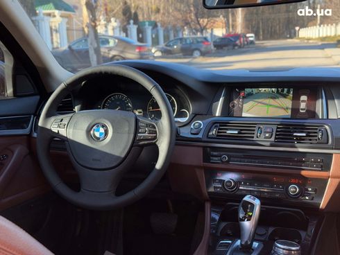 BMW 5 серия 2015 серый - фото 35