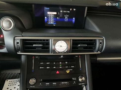 Lexus IS 2017 - фото 15
