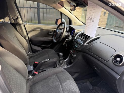 Chevrolet Tracker 2013 белый - фото 48