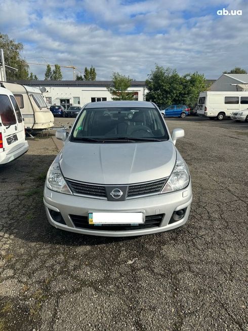 Nissan Tiida 2010 серебристый - фото 4