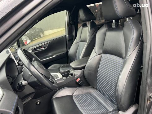 Toyota RAV4 2019 серый - фото 19