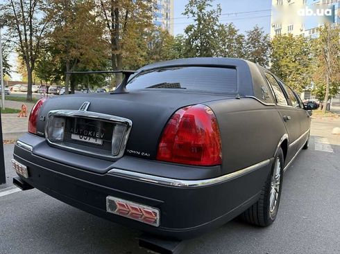 Lincoln Town Car 2003 - фото 12
