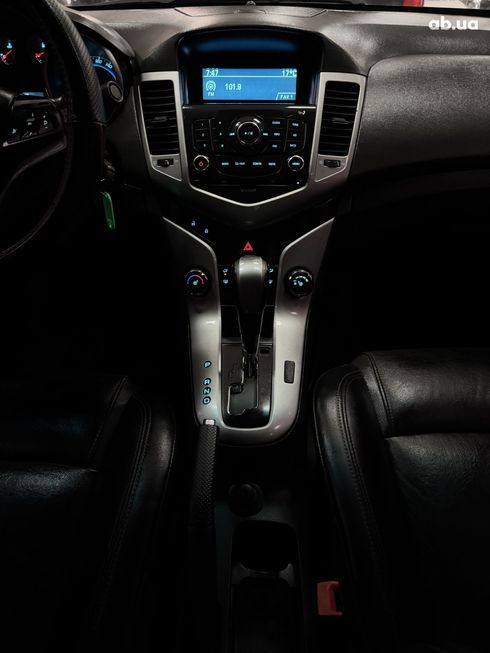 Chevrolet Cruze 2010 белый - фото 14