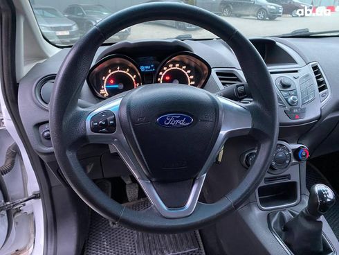 Ford Fiesta 2013 белый - фото 15