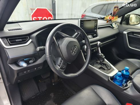 Toyota RAV4 Hybrid 2019 серый - фото 6