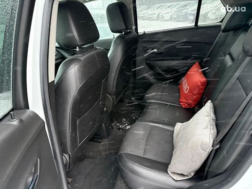 Chevrolet Trax 2016 белый - фото 37