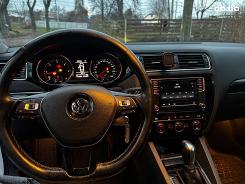 Volkswagen Jetta 2016 белый - фото 22