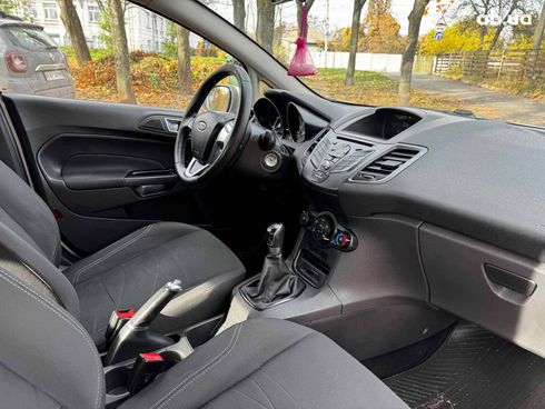 Ford Fiesta 2017 белый - фото 28
