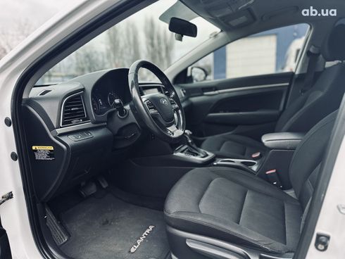 Hyundai Elantra 2016 белый - фото 13
