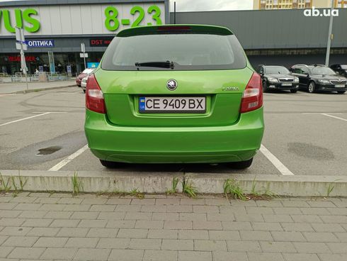 Skoda Fabia 2014 зеленый - фото 4