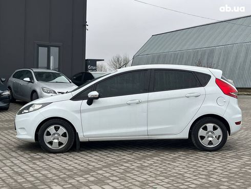Ford Fiesta 2012 белый - фото 4