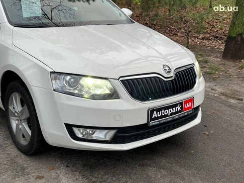 Ford Fiesta 2011 белый - фото 27