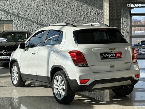 Chevrolet Trax 2017 белый - фото 6
