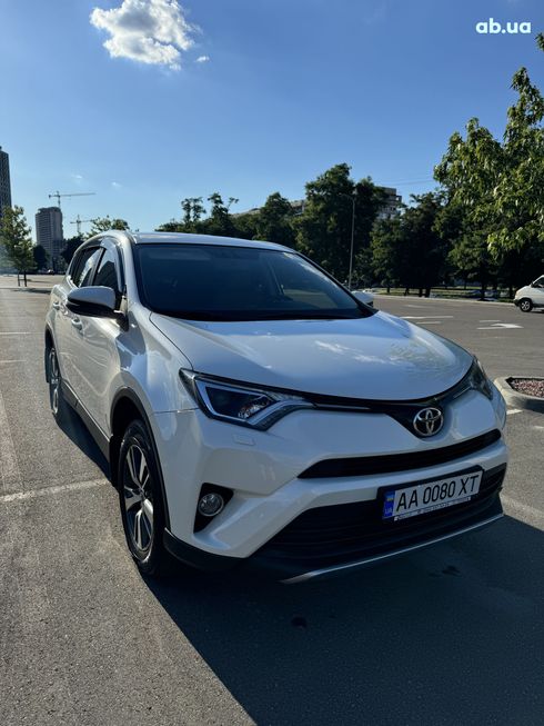 Toyota RAV4 2017 белый - фото 2