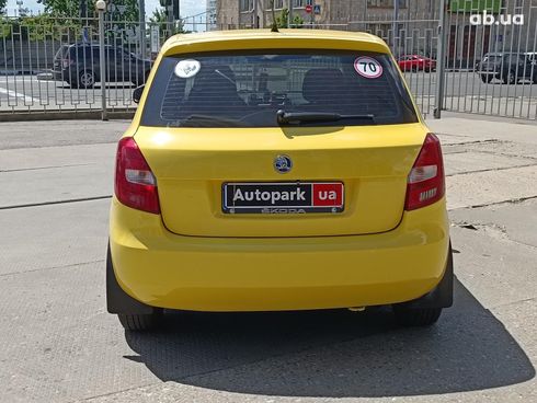 Skoda Fabia 2008 желтый - фото 6