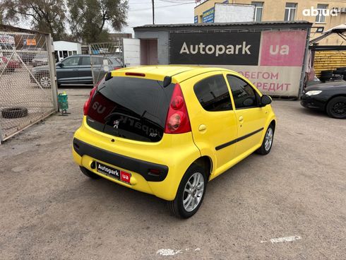 Peugeot 107 2011 желтый - фото 6