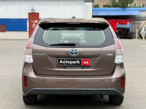 Toyota Prius V 2015 коричневый - фото 20