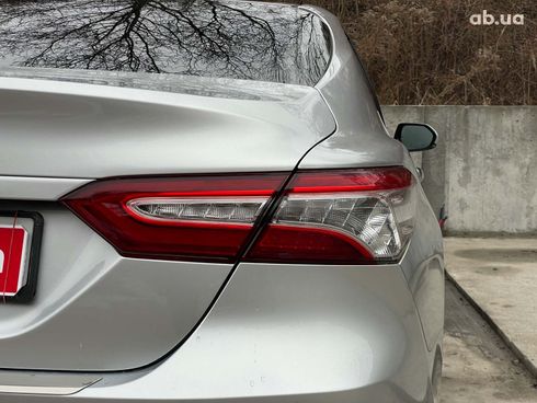 Toyota Camry 2018 серый - фото 10