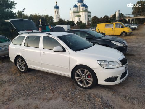 Skoda Octavia 2010 белый - фото 7