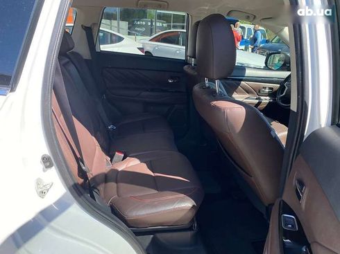 Mitsubishi Outlander 2018 - фото 24