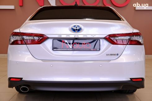 Toyota Camry 2021 белый - фото 6