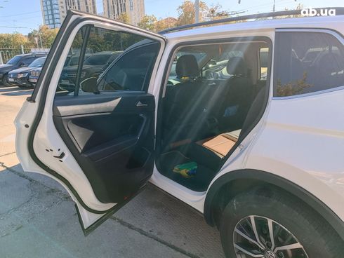 Volkswagen Tiguan 2018 белый - фото 13